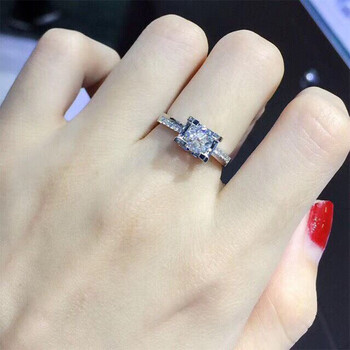 珂萝俪 18k金钻戒结婚钻石戒指女1克拉求订结婚群镶显钻经典牛头四爪