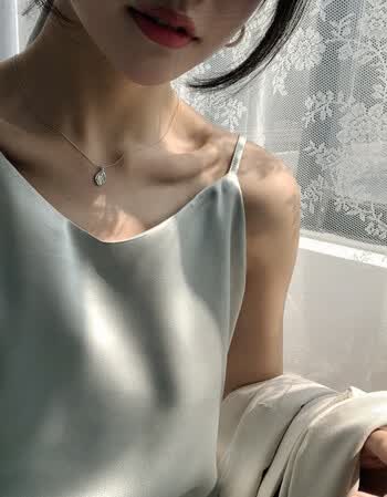 瘦竹竿 2018春季韩国温婉气质小女人光泽感v领吊带裙连衣裙女复古