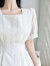 萧遇（XIAOYU）夏季长裙子2024夏款新款法式气质蕾丝刺绣方领连衣裙女 米杏色 M 95-105斤