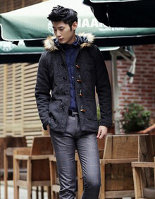 2013冬季热卖<em>韩版男士</em>长款加厚毛领牛角扣毛