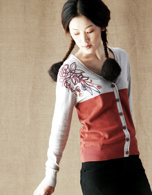 <em>茵曼</em> 2013秋装上新 新款纯棉撞色衣身绣花长袖