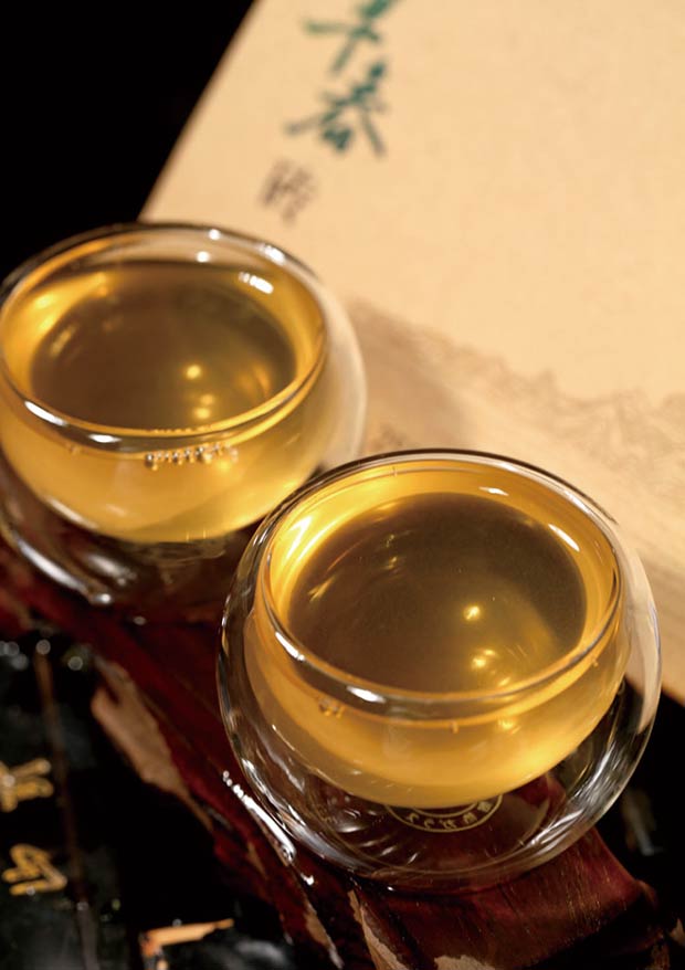 新益号【勐海早春砖】250g/块 明黄透亮的茶汤在透明玻璃品茗杯中,让