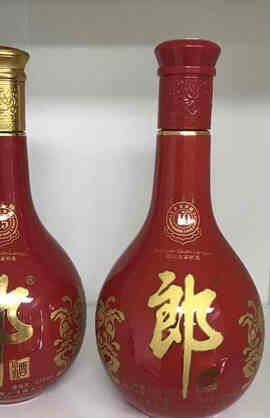 郎酒,出自四川省古蔺县二郎镇,郎酒地处赤水河畔二郎镇,地处酱香白酒
