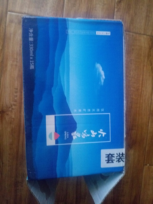 火山鸣泉 饮用天然矿泉水 雅致经典款整箱包装