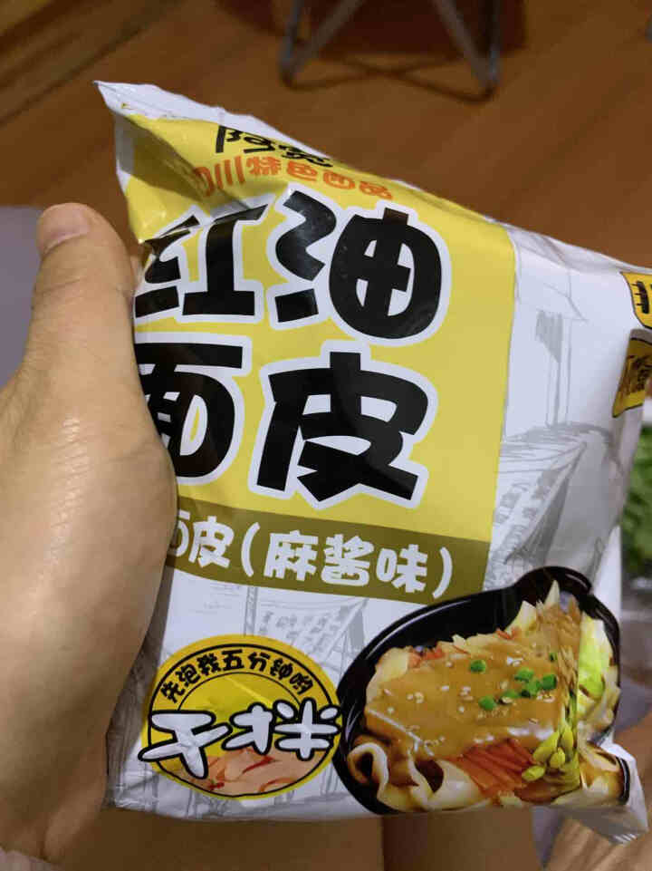 阿宽 四川铺盖面红油面皮非油炸袋装宽面泡面擀面皮酸辣味凉皮四川特产网红方便泡面 【3袋】红油面皮尝鲜怎么样，好用吗，口碑，心得，评价，试用报告,第3张