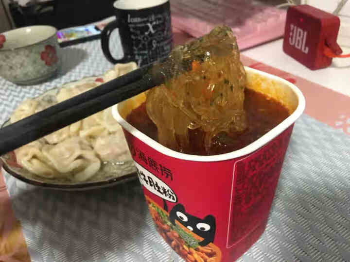 海底捞 酸辣粉冲泡即食粉丝懒人户外网红学生宿舍早餐杯装即食方便粉丝  酸辣牛肚粉136g怎么样，好用吗，口碑，心得，评价，试用报告,第4张