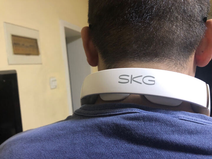 SKG 颈椎按摩器 颈部按摩仪 脖子牵引器 办公室护颈仪 热敷 富贵包 U型枕 电极脉冲 充电便携 新一代护颈仪 4098怎么样，好用吗，口碑，心得，评价，试用,第3张