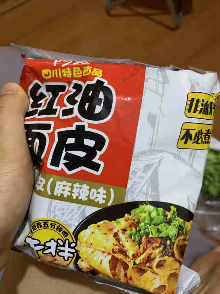 阿宽 四川铺盖面红油面皮非油炸袋装宽面泡面擀面皮酸辣味凉皮四川特产网红方便泡面 【3袋】红油面皮尝鲜怎么样，好用吗，口碑，心得，评价，试用报告,第2张