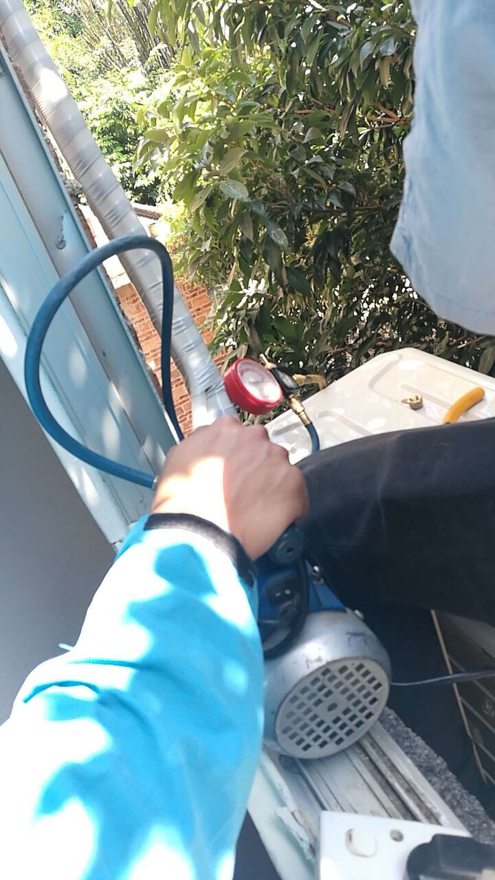 安装师傅讲解说变频空调安装必须抽真空