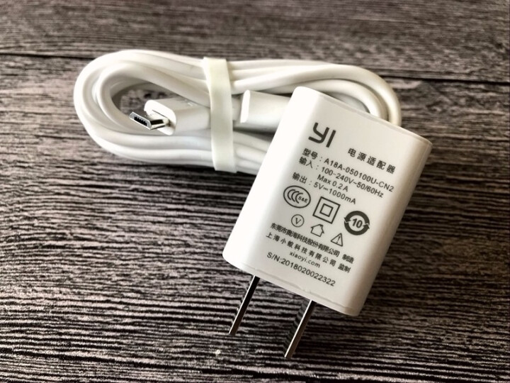 因为小蚁摄像机的电源适配器输出为5v/1a,所以笔者尝试着使用移动