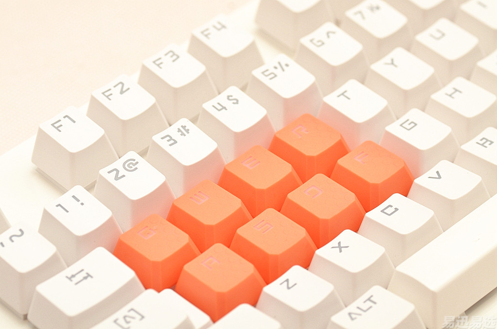 机械键盘红轴和黑轴区别_光轴键盘好还是黑轴好_黑轴键盘哪款好