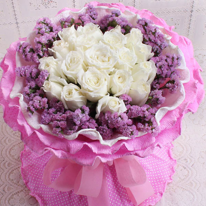 款式十八:19枝白玫瑰,外围丰富的粉色勿忘我,内用白色卷边纸,外用双层