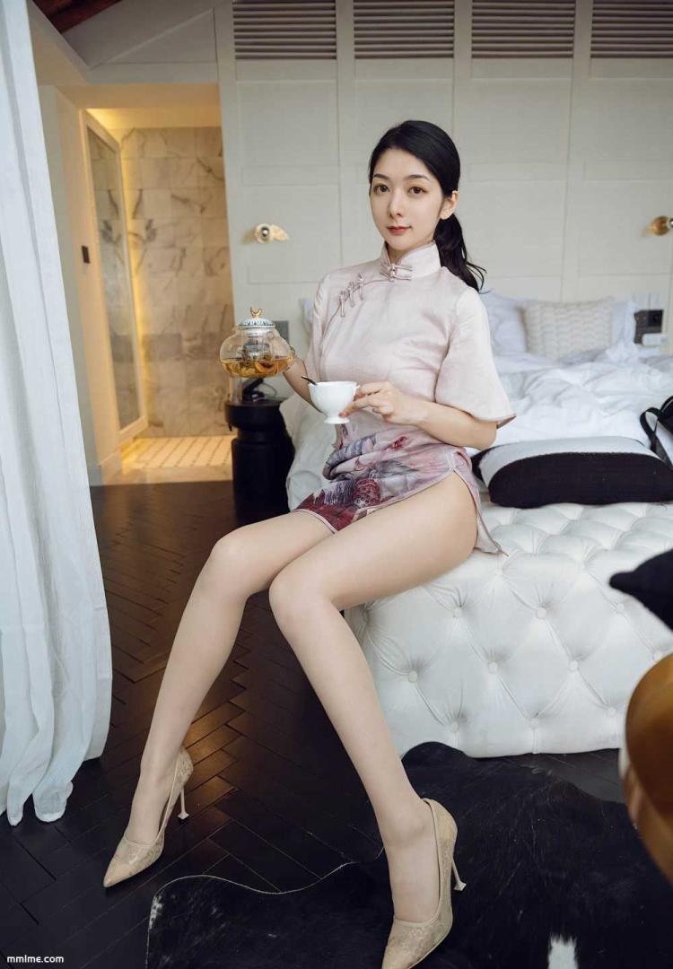 图片[5]-Angela小热巴性感肉丝旗袍丰满美腿高跟床上性感姿势-美了么