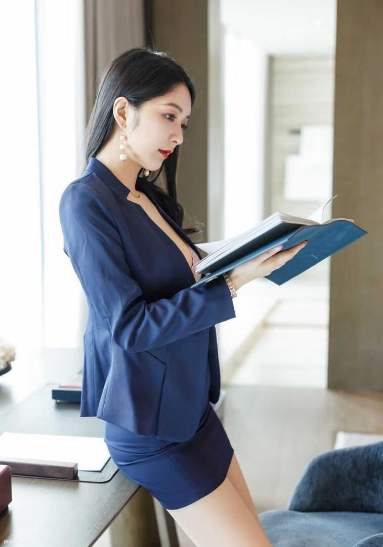 图片[4]-Angela小热巴办公室脱丝袜美腿制服诱惑高跟肉丝袜美女-美了么