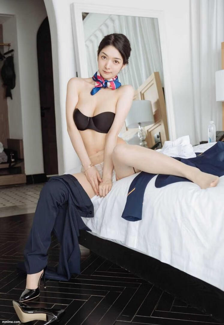 图片[8]-Angela小热巴车内脱空姐制服肉丝袜极品玉足高清-美了么