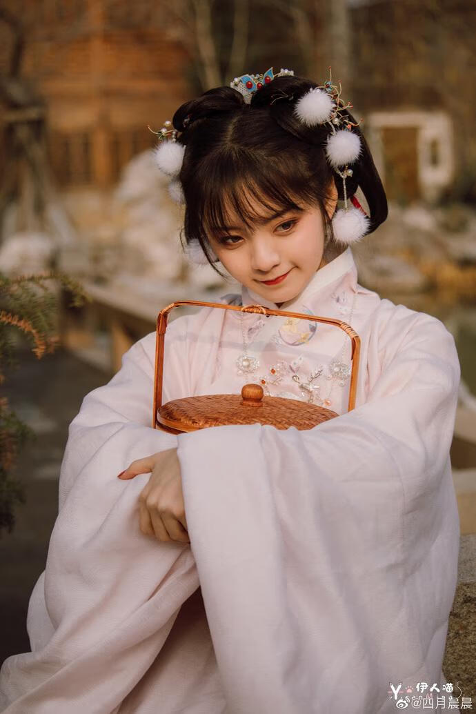 抖音汉服博主四月晨晨 (1).jpg