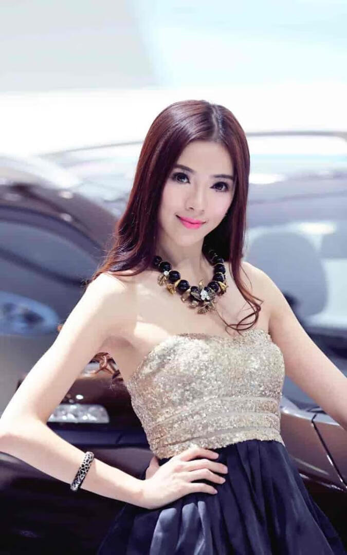 车展魅力全景：百变美女车模与豪车完美结合