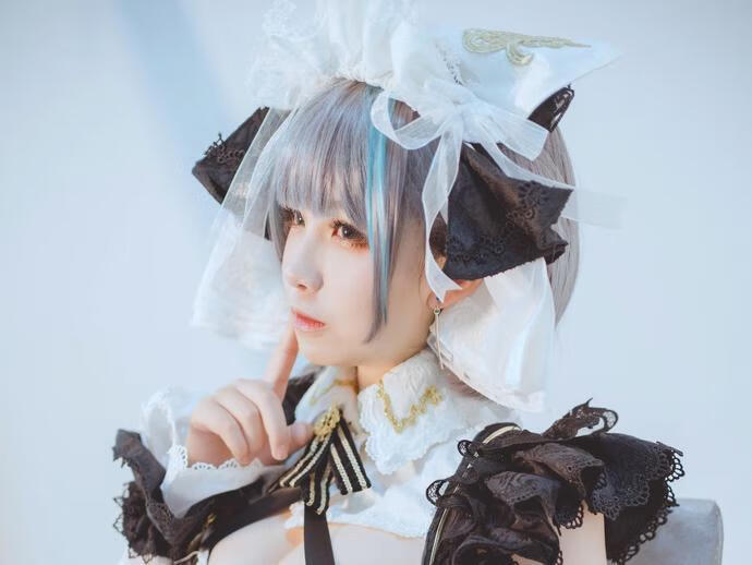 阿半今天很开心全套cos图片合集 喜欢撸猫踩奶的美食达人