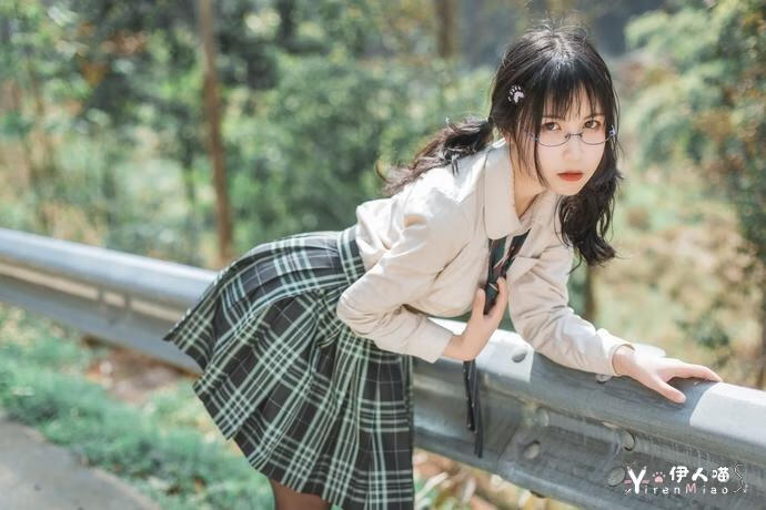 cosplay作品043 逐月SU - 野外露出(小路篇) (1) 伊人喵.jpg 甜美文静的萌妹子 逐月su车内未删减作品合集在哪能看?