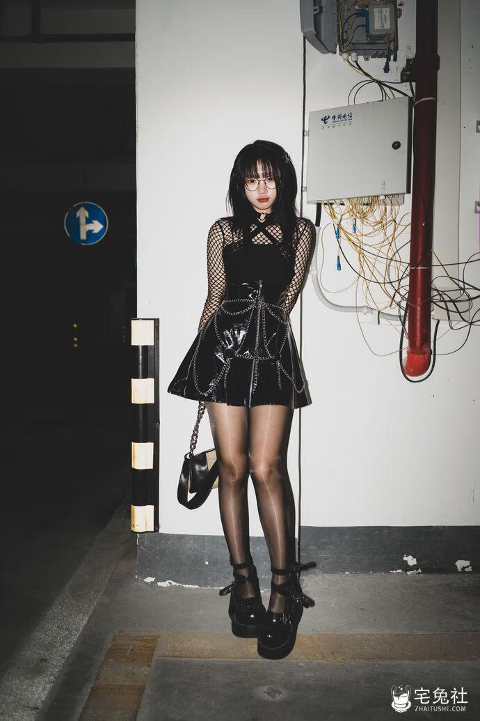 柒柒要乖哦 NO.023 街拍黑皮裙 (1) 宅兔社.jpg
