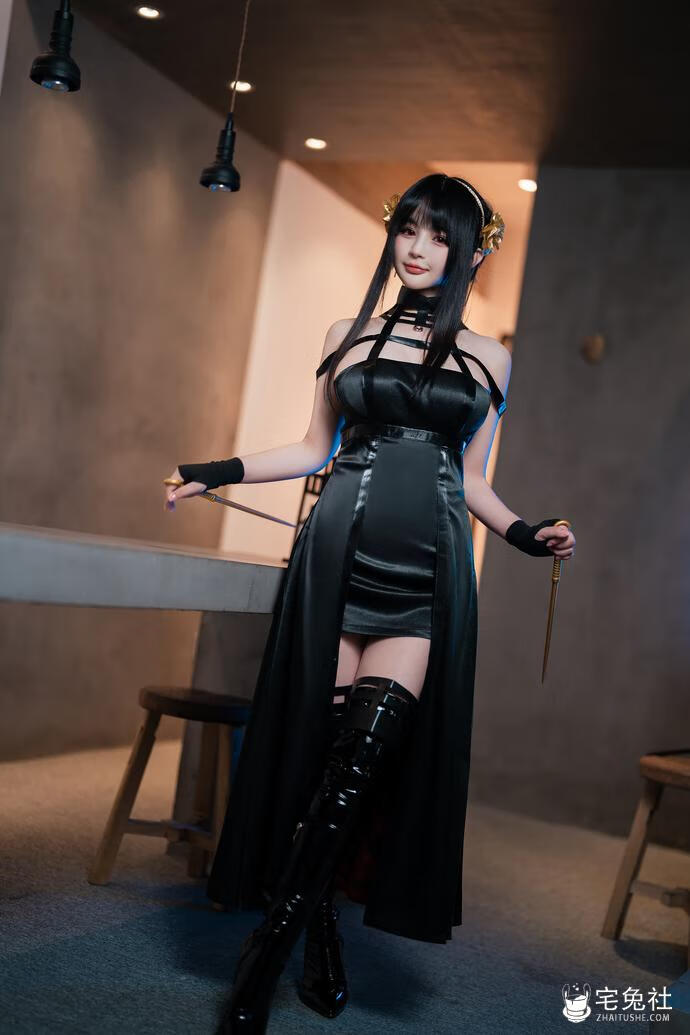 千变万化！樱井宁宁约尔太太英姿飒爽 黑色连衣裙与金色发簪的魔力