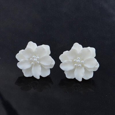 

G962 Simple Personality Three-dimensional Petals White Sweet Flowers Pearl Earrings