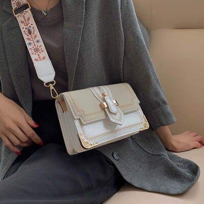 

On the new chic retro bag female 2019 new Korean version of the fashion wild scrub wide shoulder slung small square bag