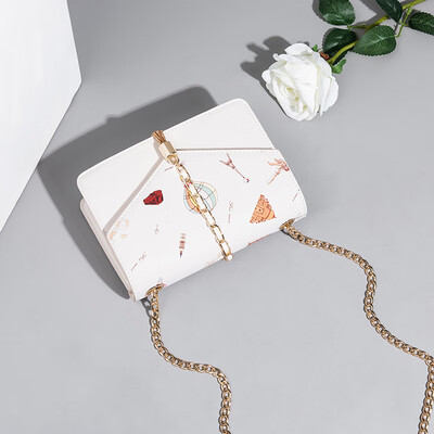 

In summer the one-shoulder girl on the Korean version of Joker slung ins fashion chain is a little fresh student