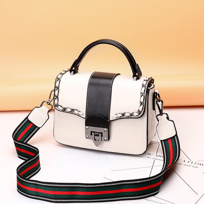 

In summer the Korean version of the New Bag Girl Bag Chao has a wide-band handbag with one shoulder&one shoulder inclined bag