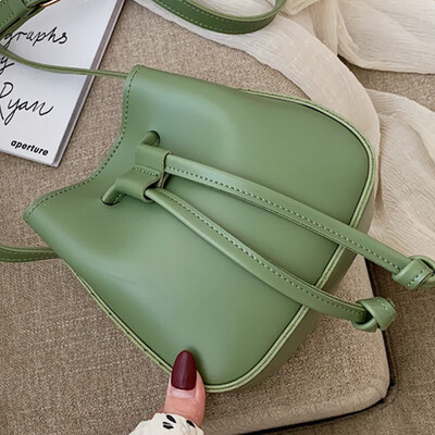 

French minority western style texture female 2019 new fashion Joker Messenger bag shoulder bucket bag