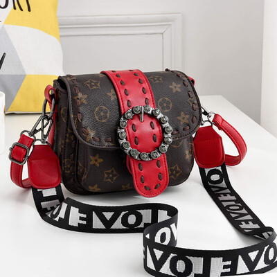 

On the new womens fashion lady simple Korean version of the one-shoulder oblique satchel personality girl bag