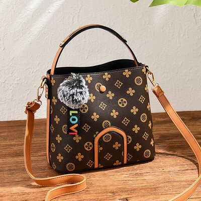 

Bag female 2018 new ladies handbag Korean version of the wild shoulder bag fashion trend Messenger bag a generation
