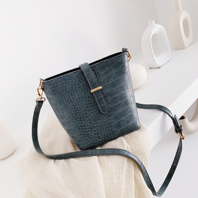 

Womens bag new Korean version of the tide fashion crocodile pattern bucket bag simple wild shoulder bag Messenger bag
