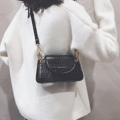 

French niche texture bag female 2019 new fashion high sense crocodile pattern wild shoulder slung small square bag