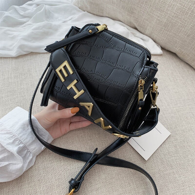 

New bag female 2019 tide fashion foreign pearl flower handbag Korean version of the wild shoulder slung chain bag