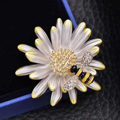 

Cute Little Bee Brooch Daisy Corsage Coat Coat Dot Decoration