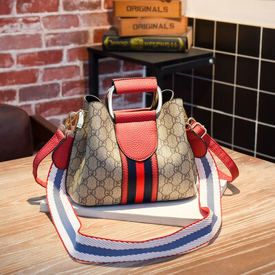 

In summer the new womens fashion the lady the handbag the shoulder the bag the bag