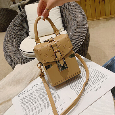 

Qiao Bani 2019 new South Korea ins fashion indentation old flower rivet small box handbag shoulder diagonal female bag