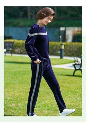 

The new autumnwinter 2018 middle-aged womens casual sport suit has two loose sets of golden fleece
