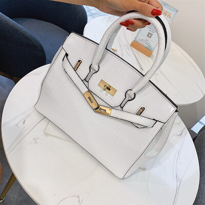 

Qiao Bani 2019 new European&American style super fire hot crocodile pattern platinum bag street clapped shoulder diagonal female bag