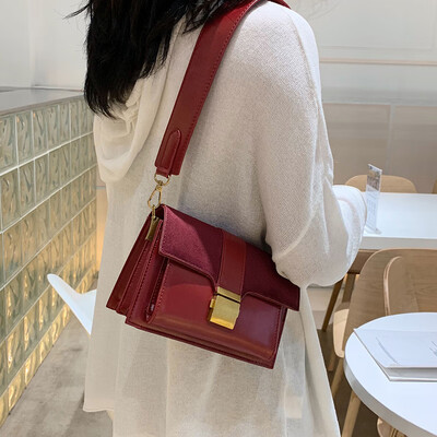 

Korean version of the small bag female 2019 new foreign air wild broadband small square bag fashion simple texture shoulder Messenger bag