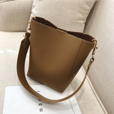 

Chic bag female 2019 new wave Korean fashion casual retro wild wide shoulder strap shoulder slung bucket bag