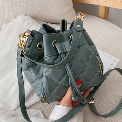 

On the new small bag 2019 womens new retro bucket bag Korean fashion shoulder slung red bag