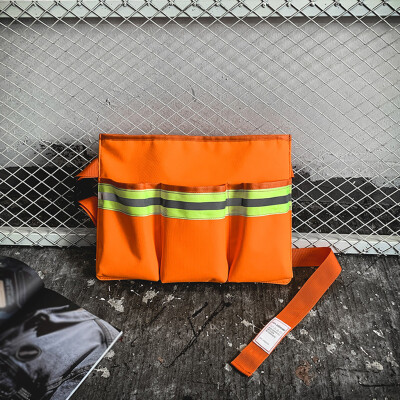 

Tailored Fashion Neutral Personality Reflective Street Versatile Shoulder Slung Bag
