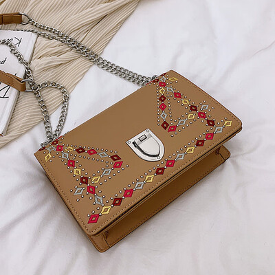 

Early autumn fashion embroidered bag 2019 new fashion beaded chain small square bag womens shoulder Messenger bag tide