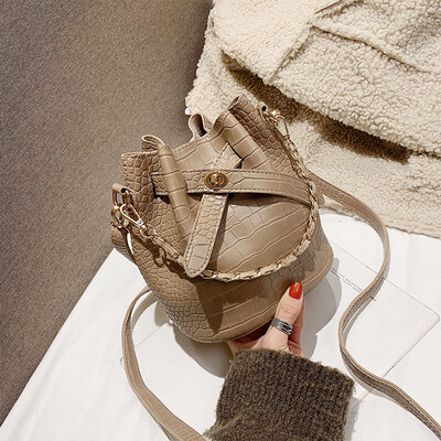 

On the new chic retro small bag female 2019 new Korean version of the Messenger bag fashion wild shoulder simple bucket bag