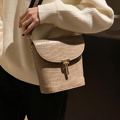 

Net red texture black bag female 2019 autumn&winter new wave Korean version of the bucket bag on the new wild shoulder Messenger bag