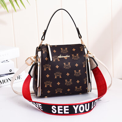 

In summer the new tide of Korean womens handbags fashion handbags simple Joker shoulder Messenger bag
