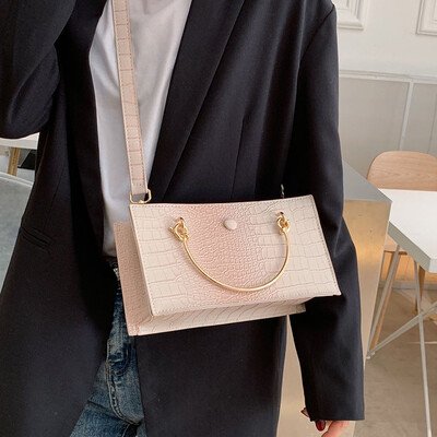 

Ins super fire on the new port wind portable small bag female 2019 new tide personality chain wild Messenger small square bag