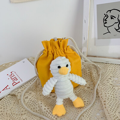 

2019 new casual wild shoulder bag female fashion cartoon cute plush duckling slung canvas bucket bag